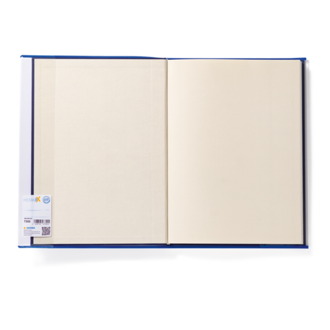 Ein offenes, leeres Notizbuch mit blauen Einband und einem Etikett auf der linken Seite. Die Seiten sind unbeschrieben.