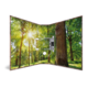 Ein aufklappbarer Bildschirm mit einer Waldlandschaft, die Sonnenstrahlen durch grüne Bäume zeigt.