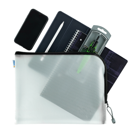 Ein durchsichtiger Beutel mit einem Smartphone, einem Notizbuch, einem Stift und einem Taschenrechner.