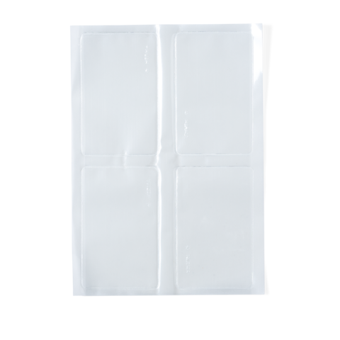 Eine transparente Kunststoffhülle mit vier Fächern, geeignet zur Aufbewahrung von Karten oder Dokumenten.