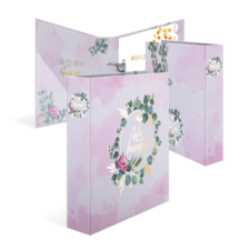 Ein rosa Ordner mit floralen Motiven und dem Text "Wir heiraten" auf der Vorderseite, geöffnet mit Innentaschen.