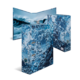 Ein dreidimensionales Objekt mit Wasser- und Wellenmotiven, das aus mehreren Paneelen besteht und eine dynamische Wasseroberfläche darstellt.