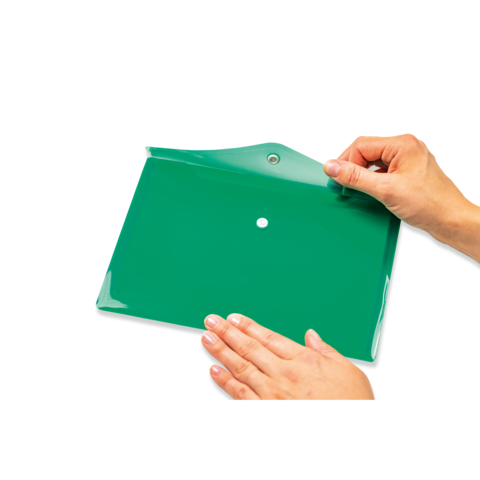 Eine Person hält eine grüne, glänzende Mappe mit einer Öffnung in der Mitte, während sie sie mit beiden Händen betrachtet.