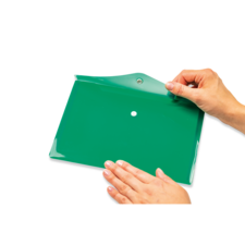 Eine Person hält eine grüne, glänzende Mappe mit einer Öffnung in der Mitte, während sie sie mit beiden Händen betrachtet.