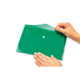 Eine Person hält eine grüne, glänzende Mappe mit einer Öffnung in der Mitte, während sie sie mit beiden Händen betrachtet.