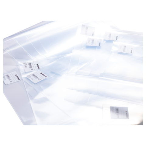 Transparente Kunststoffhüllen mit Preisschildern, die auf einer flachen Oberfläche angeordnet sind.