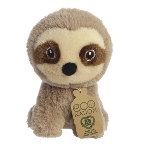 Stofftier eines Faultiers mit großen Augen und einem Etikett, das auf umweltfreundliche Materialien hinweist.