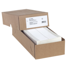 Eine geöffnete Kartonbox mit gestapelten, beschriftbaren Blättern darin. Die Box trägt ein Etikett mit Produktinformationen.