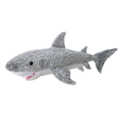 Plüschhai mit grauem Fell und weißen Unterseiten, zeigt Zähne und hat eine realistische Form. Ideal für Kinder oder als Dekoration.