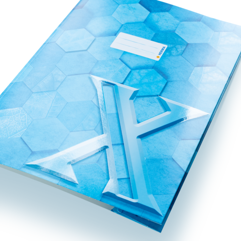 Ein blauer Notizblock mit einem hexagonalen Muster und einem großen, stilisierten "X" auf der Vorderseite. Ein leeres Feld für eine Beschriftung ist sichtbar.