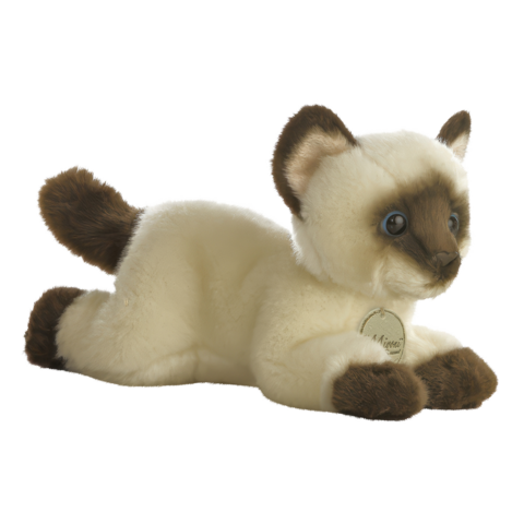 Plüschkatze in Siamkatzen-Optik, mit blauen Augen und braunen Abzeichen, liegt entspannt auf dem Boden.