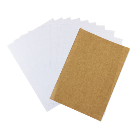 Ein Stapel weißer Blätter liegt neben einem braunen Umschlag.