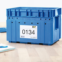 Universaletikett auf blauer Box angebracht