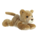 Plüschlöwe in liegender Position, mit braunem Fell und großen, runden Augen. Der Schwanz ist aufrecht und die Ohren sind leicht abgerundet.