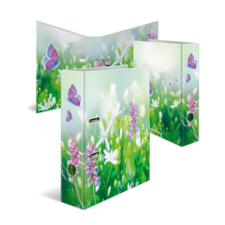 Ein dreidimensionales Display mit bunten Schmetterlingen und Blumen auf einem grünen Hintergrund.