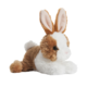 Ein brauner und weißer Plüschhase mit langen Ohren, der auf dem Bauch liegt.