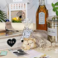 Geschenkaufkleber und Etiketten auf unterschiedlichen Verpackungen und Gläsern