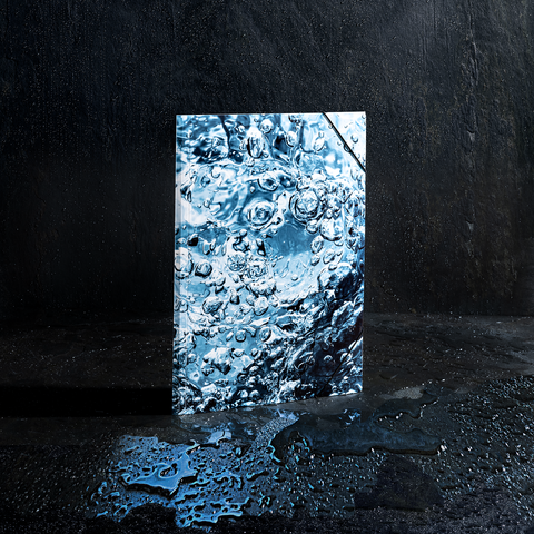 Wassertropfen und Blasen auf einer glatten, reflektierenden Oberfläche, die eine klare, kühle Wasseransicht zeigen.