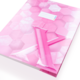 Rosa Ordner mit hexagonalem Muster und einem großen, transparenten "K" auf der Vorderseite. Ein Etikett ist oben angebracht.