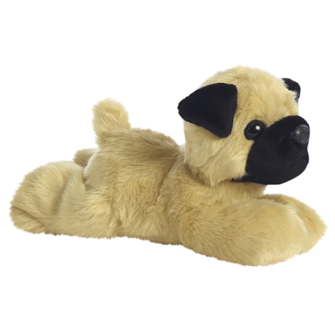 Ein plüschiger, liegender Mops mit beigem Körper und schwarzem Gesicht.