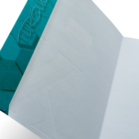 Ein türkisfarbener Ordner mit einem transparenten Innenteil, der für die Aufbewahrung von Dokumenten geeignet ist.