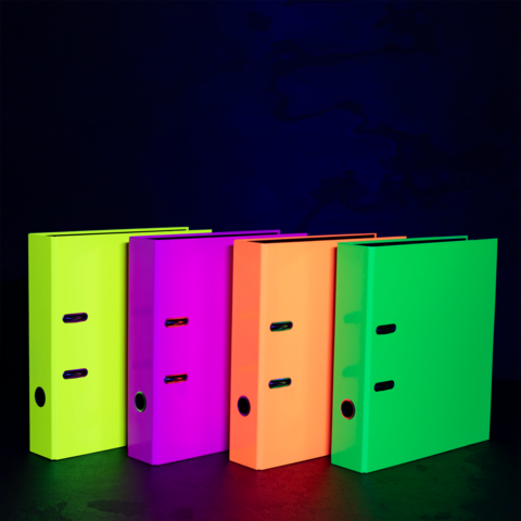 Bunte Ordner in Neonfarben (grün, lila, orange, gelb) stehen nebeneinander vor einem dunklen Hintergrund.