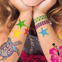 Kinderarme verziert mit vielen Tattoos
