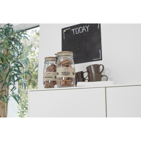 Zwei Gläser mit Keksen stehen auf einem Regal, daneben Tassen und eine Tafel mit der Aufschrift "TODAY". Im Hintergrund eine Pflanze.