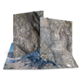 Eine geöffnete Mappe mit Felszeichnungen und einer Landschaftsaufnahme im Hintergrund, die Gebirgszüge zeigt.