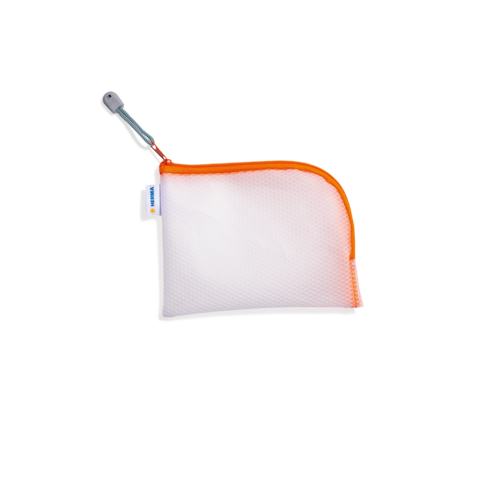 Transparente Tasche mit orangefarbener Kante und Reißverschluss, geeignet für Aufbewahrung oder Transport von kleinen Gegenständen.