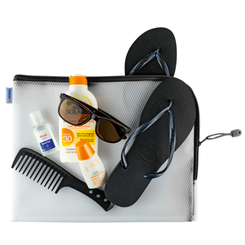 Sonnencreme, Sonnenbrille, Flip-Flops und ein Kamm liegen in einer durchsichtigen Tasche. Ideal für einen Strandtag.