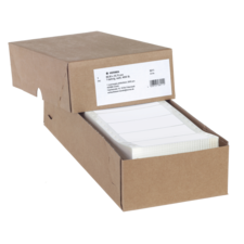 Eine geöffnete Kartonbox mit beschriftbaren Etiketten, die ordentlich gestapelt sind. Die Box ist aus braunem Karton.