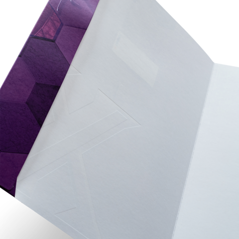 Lila Ordner mit geometrischem Muster auf der Außenseite, innen leer und weiß.
