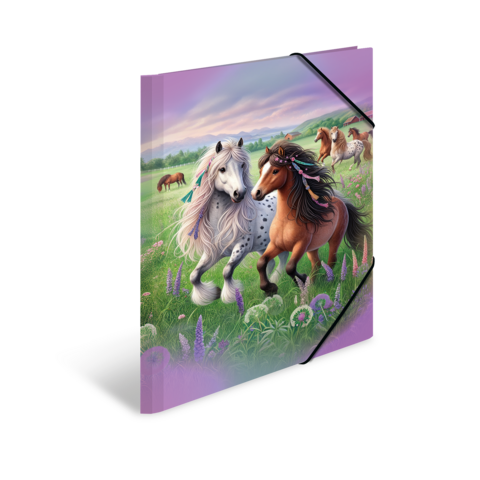 Zwei Pferde, eines weiß mit Flecken und das andere braun, laufen fröhlich über eine blühende Wiese, umgeben von weiteren Pferden im Hintergrund.