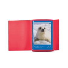 Ein rotes Skizzenbuch mit einem Cover, das eine niedliche Robbe zeigt, die auf Schnee liegt. Das Format ist A3.