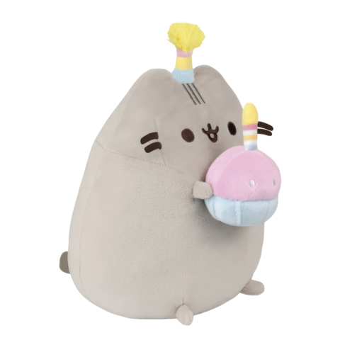 Kuscheltier in Form einer Katze mit einem Cupcake in der Hand, dekoriert mit Kerzen und bunten Toppings.