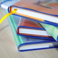 Bücherstapel mit Buchschutz" 

This phrase is already in German. If you would like a rephrased version or a different expression, please provide more context or specify what you're looking for!