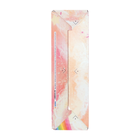 Ein längliches, farbenfrohes Verpackungsdesign mit sanften Pastellfarben und einem Regenbogenmuster an der Unterseite.