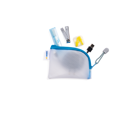 Ein durchsichtiger Beutel mit blauer Kante, gefüllt mit Schreibutensilien wie einem Stift, einem Radiergummi und einem Cutter.