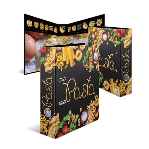 Ein Rezeptbuch mit dem Titel "Pasta", umgeben von verschiedenen Pasta-Sorten, Eiern und frischen Zutaten.