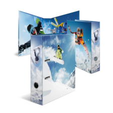 Drei Ordner mit Bildern von Snowboardern und Skifahrern, die durch den Schnee fahren, vor einer klaren blauen Himmel.