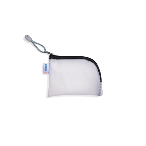 Kleine, weiße Tasche mit Reißverschluss und Schlaufe, ideal für die Aufbewahrung von Kleinigkeiten oder Zubehör.