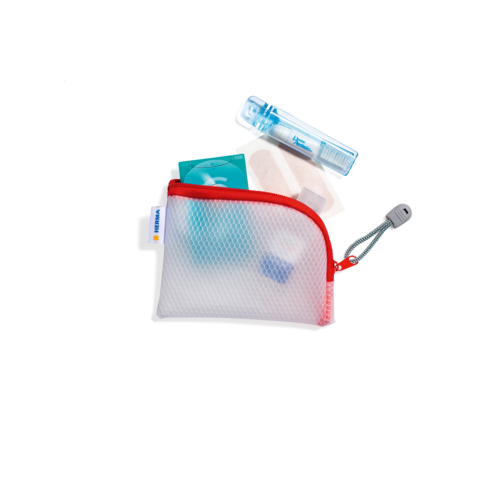 Ein durchsichtiger Beutel mit rotem Rand, gefüllt mit verschiedenen Hygieneartikeln wie Seife, Desinfektionsmittel und einem kleinen Handtuch.