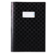 Schwarzes Notizbuch mit einem strukturierten Muster und einem weißen Etikett auf der Vorderseite.