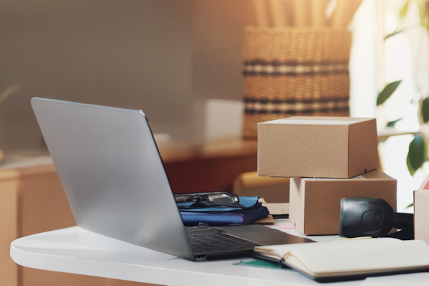 Farbige Aufkleber auf dem Paket