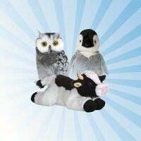 Blauer Strahlenhintergrund mit einer Eule, einem Pinguin und einer Kuh als Kuscheltier von Aurora.