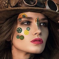 Frau mit face Art Stickern im Gesicht