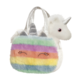 Bunte, plüschige Tasche in Regenbogenfarben mit einem lächelnden Gesicht und einem weißen Einhorn als Anhänger.
