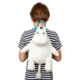 Ein Junge mit gestreiftem T-Shirt trägt einen weißen, plüschigen Mumin-Rucksack auf dem Rücken.