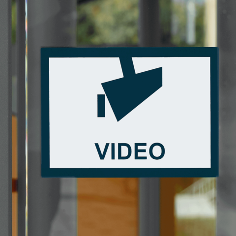 Schild mit einer Kamera und dem Wort "VIDEO", das auf Videoüberwachung hinweist.